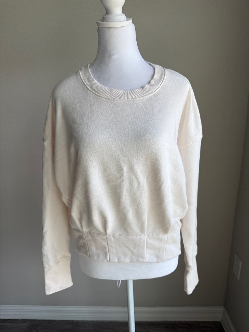Evereve women’s cream colored sweatshirt